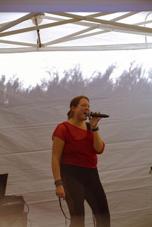 Steffi von Simply Harmony singt während eines Live-Auftritts mit Mikrofon