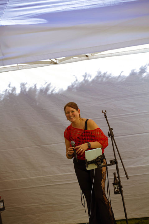 Steffi von Simply Harmony singt während eines Live-Auftritts unter einem Pavillon