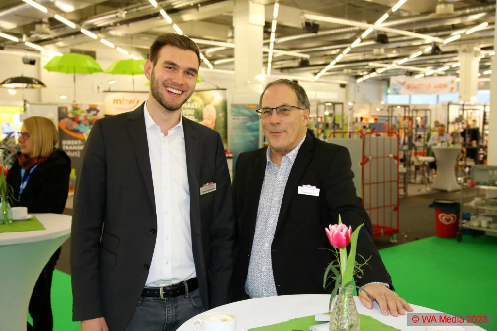 Projektleiter Sebastian Pfaffenzeller (l) und Michael Hagemann, Geschäftsführer von Promo Event, freuen sich über eine erfolgreiche Werbemittelmesse München.