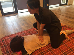 横浜　自営業の方の施術風景