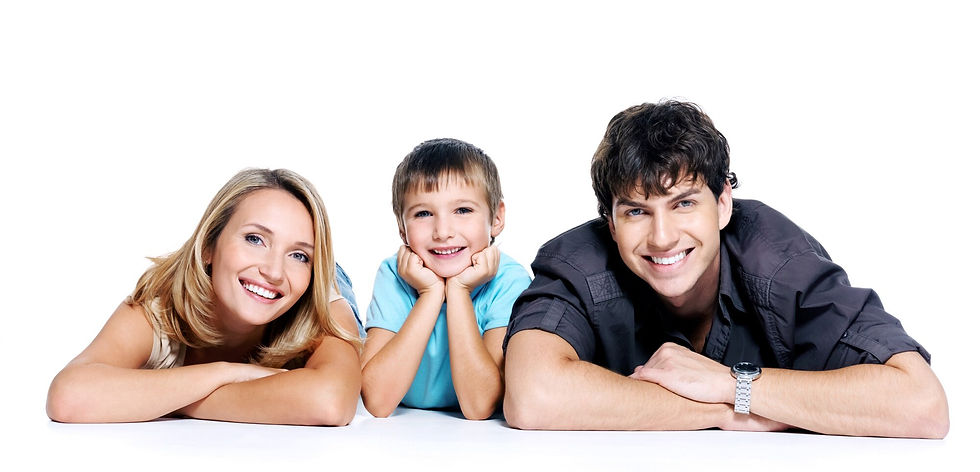 jovem-familia-feliz-com-crianca-posando-em-um-espaco-em-branco_186202-4077.jpg