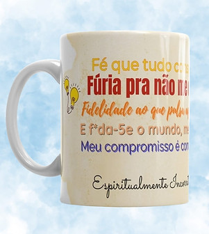 Nem tudo que transborda da tua xícara é café — às vezes é revolução disfarçada de risada espiritualmente incorreta, com gosto, caos e verdade.

Se a vida anda amarga, é porque tá faltando uma dose de Espiritualmente Incorreta nessa xícara! A caneca oficial do “F*da-5e o mundo, meu bem” chegou pra quem tem fé na conspiração divina, fúria pra não se calar e fidelidade ao que pulsa aí dentro. Beba seu café, chá ou poção mágica com autenticidade — e aquele sorrisinho de quem já sacou que consciência é poder.

Não é só uma caneca. É um lembrete diário de que ser você, sem filtro nem roteiro alheio, é revolucionário. É o grito silencioso de quem virou a chavinha, largou as expectativas do mundo e agora saboreia a liberdade com gosto. Porque espiritualidade também é ter estilo, ter coragem e dar risada no meio do caos.

Serve pra quem reza, pra quem surta, pra quem ri do colapso existencial e ainda brinda. Brinda a si. Porque o caos é certo, mas a sua vibe é escolha.
