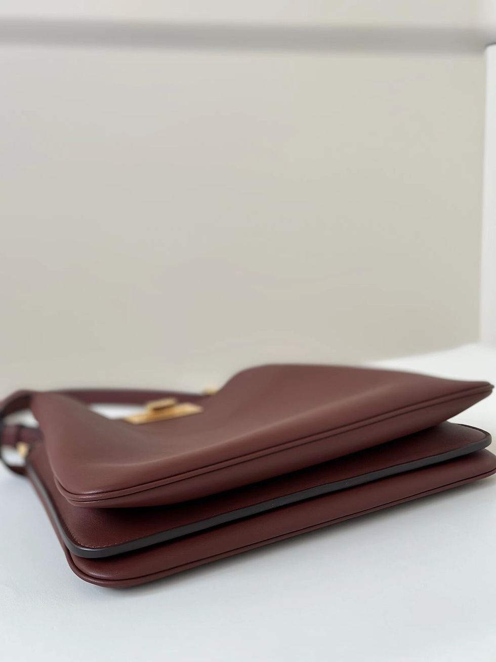 Miniaturbild: FENDI's latest iconic PEEKABOO medium-sized handbag model number 80172
