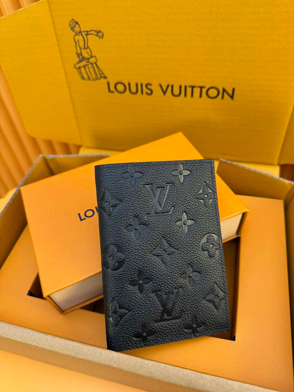 Miniaturbild: Louis Vuitton LV Passport Cover – Louis Vuitton Wallet Alternative USA