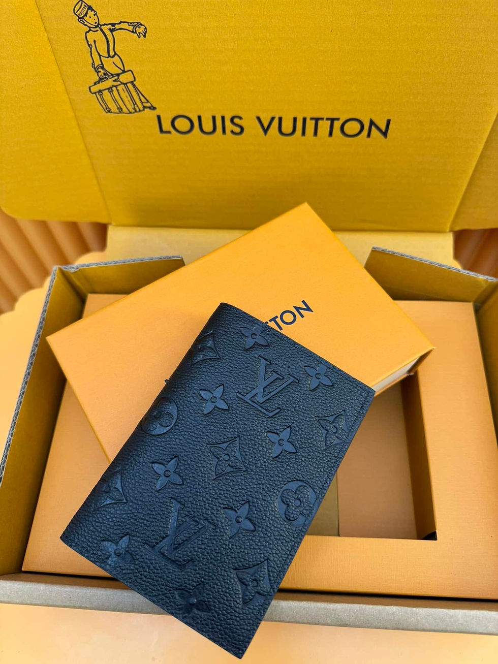 Miniaturbild: Louis Vuitton LV Passport Cover – Louis Vuitton Wallet Alternative USA