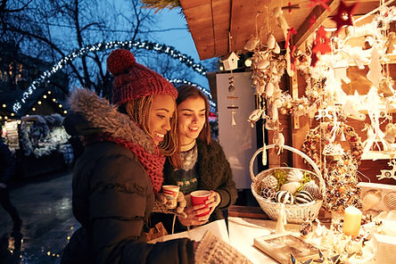 frauen paar duo am weihnachtsmarkt stand