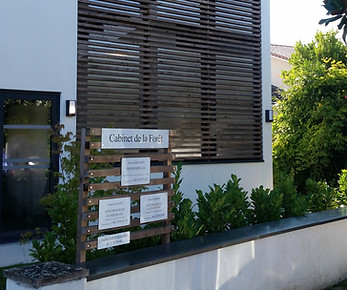 L'image montre l' extérieur du cabinet de la Forêt Françoise GADY Psychologue . Il s'agit d'une vue depuis l'avenue de la Forêt et on voir=t ma plaque en tant que psychologue clinicienne et aussi la plaque du cabinet de formation