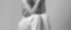 Una mujer sentada, vestida elegantemente, posa para una sesión de fotos, Marcela Garcia.