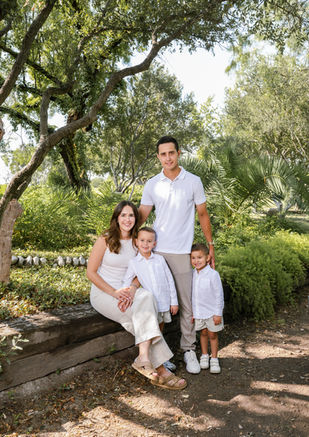 La Familia Rodríguez Garza en su sesión al aire libre en México, mostrando su cariño y energía en un entorno natural.