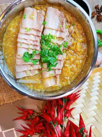 Sliced meat served in a bowl with sauce and garnished with parsley. 【模版】chinablueplanotx