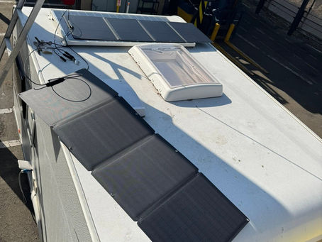 スマホで太陽光発電の出力を確認していると、急に発電量が突然0に落ちたので「故障したのか!?」と思い予備のパネルを追加接続してみました。