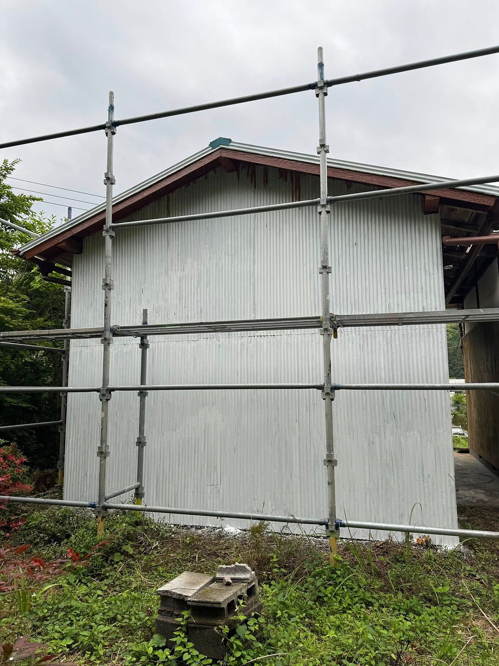 小屋の下塗りの外壁