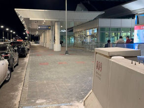 夜のチンギスハーン国際空港のターミナル入口と、車が並ぶ車寄せ
