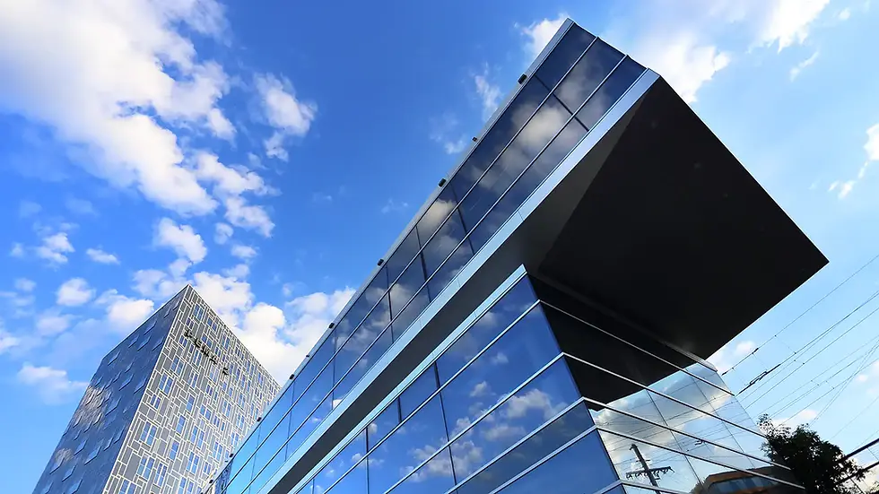 P2 Gebäude in Innsbruck mit moderner Glasfassade, verwaltet von PEMA Real Estate Services