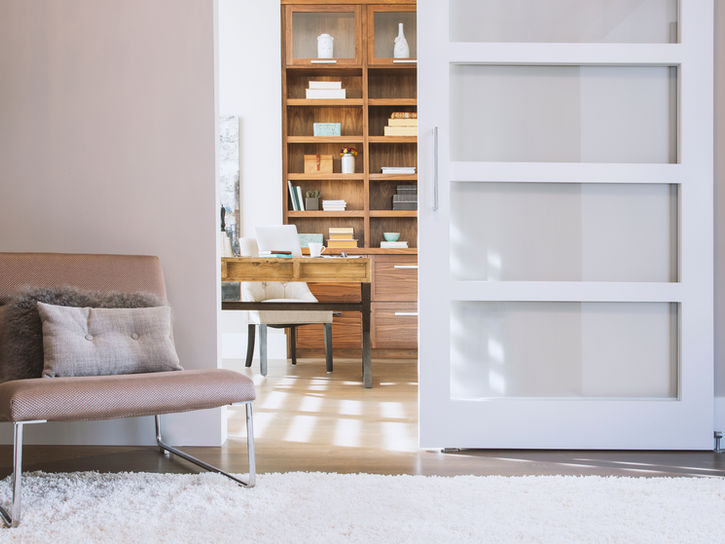 Offene weiße Schiebetür zu einem Arbeitszimmer