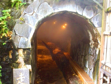 湯煙が美しい走り湯(熱海・静岡)