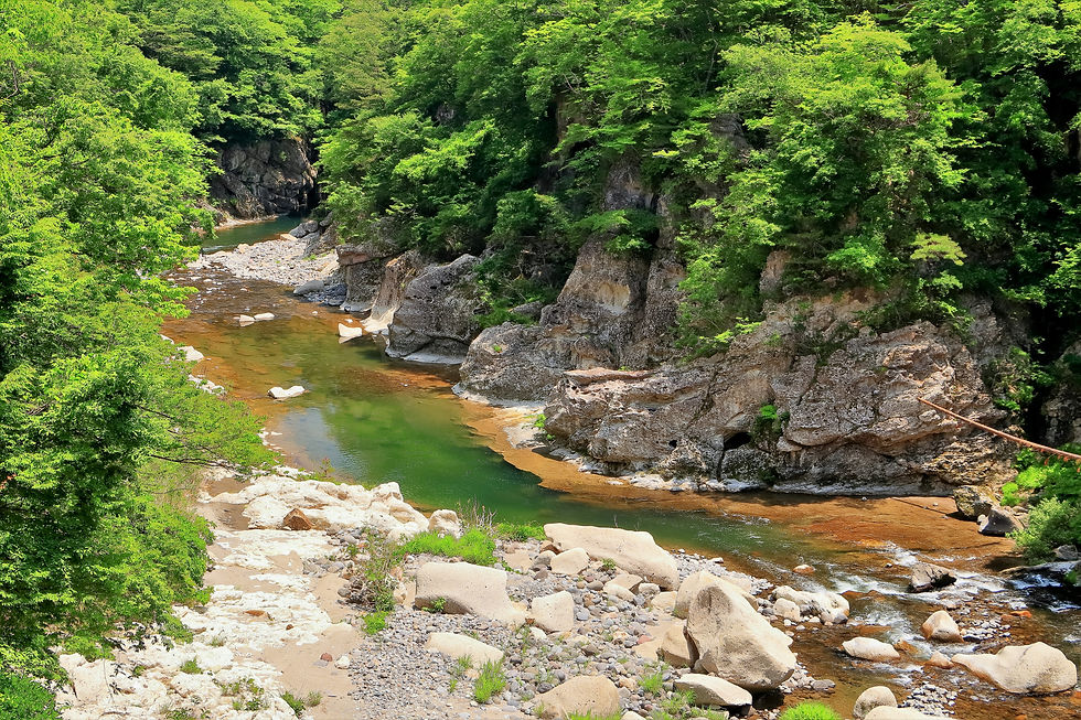紅葉と岩、水の美しい秋の磊々峡(仙台・宮城)