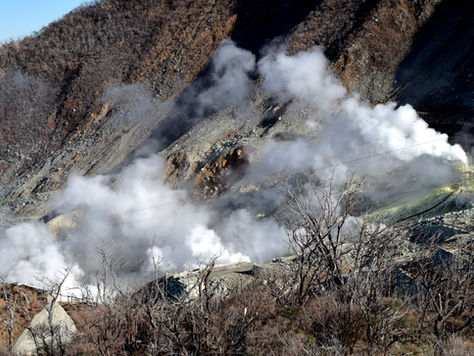 山と空、湯けむりが美しい大涌谷(箱根・神奈川)