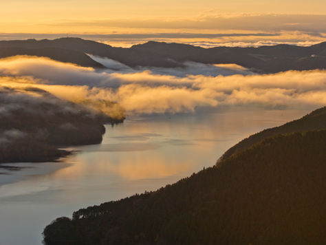 空、湖、山が美しい芦ノ湖(箱根・神奈川)