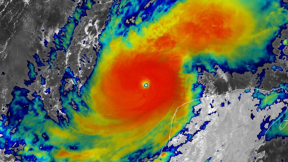 Satélite de un huracán intenso con ojo visible y espiral de nubes rojas, amarillas y azules sobre el mar