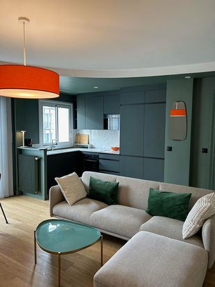 faux plafond arrondi délimitant la cuisine du séjour, ambiance seventies cuisine ouverte, cuisine vert green smoke Farrow&Ball