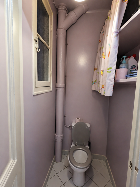WC avant rénovation dans un appartement ancien avec peu de rangement, avant création d'un WC suspendu et d'un lave-mains sur mesure.