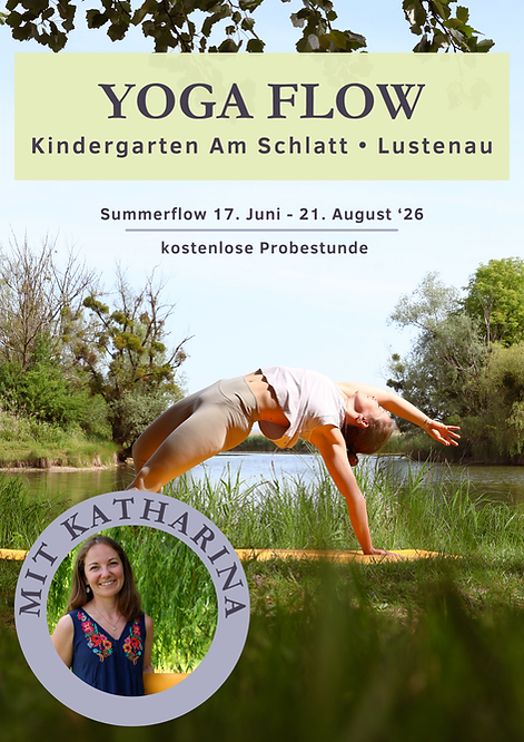 Katharina in einer kraftvollen Yoga-Haltung mit Blick zum Himmel.