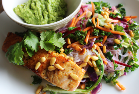 Karri- & ingefærlaks med guacamole & shiratakinudler