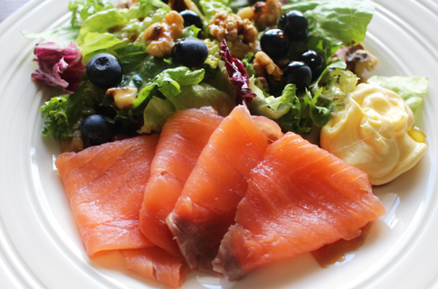Røkelaks med blåbærsalat & spicy balsamico