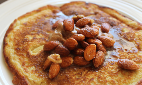 Amerikansk pannekake med peanøttsmør & mandeltopping