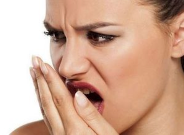 la mauvaise haleine touche 1 personne sur 3, quelles sont les causes et les astuces pour y remédier, 4 astuces faciles à utiliser en cas de besoin