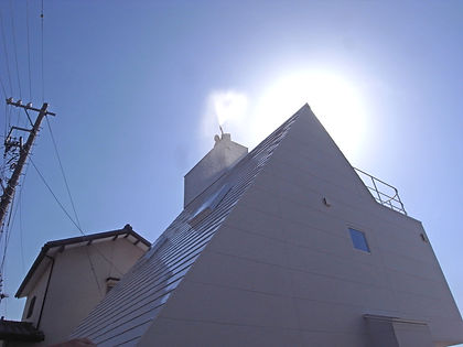 7海の家、庭の家、太陽の塔_屋根に水を撒いておられるシーンのもの白黒のコピー.j