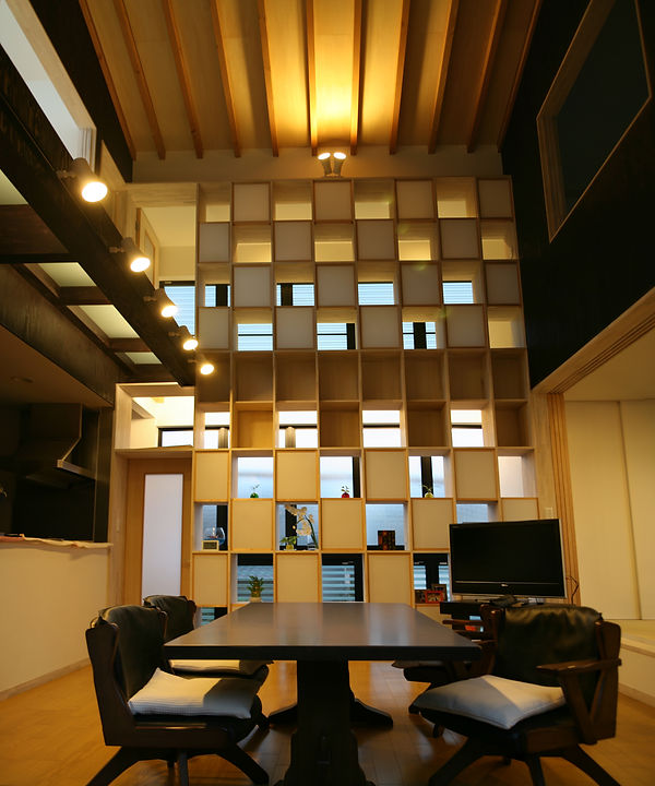 18生きている建築(内観の可動棚の写真).jpg
