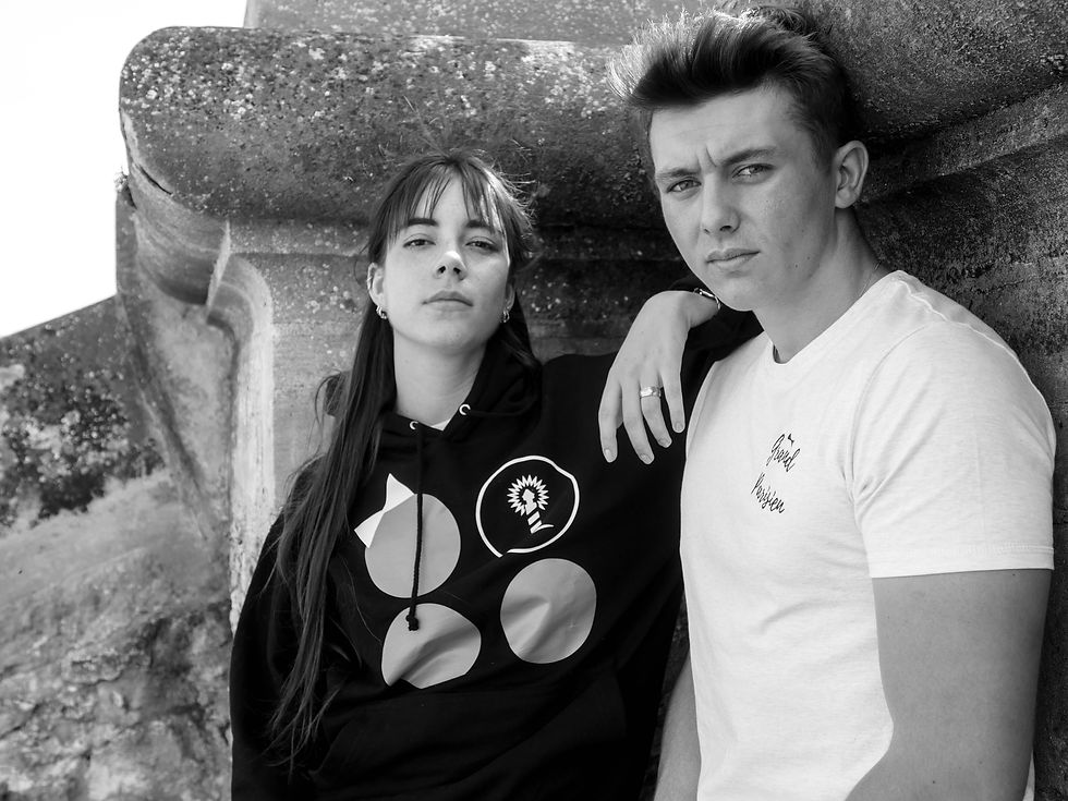 Pull noir et T-shirt Grand Parisien