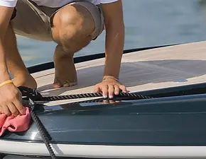 xNettoyage-exterieur-bateau-1.webp.pagespeed.ic.mK64kk_R6l.webp