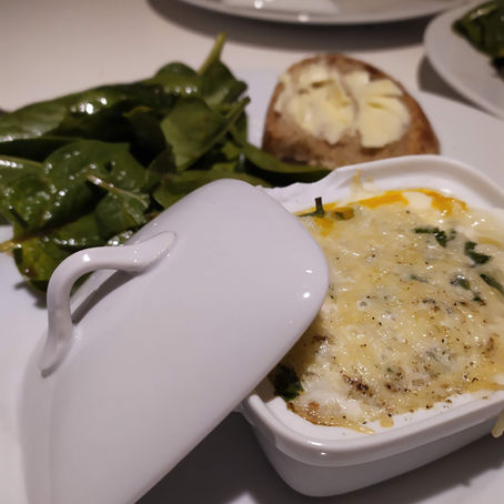 Œufs cocotte et salade de jeunes pousses d'épinards