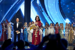 Fátima Bosch siendo coronada como Miss Universe