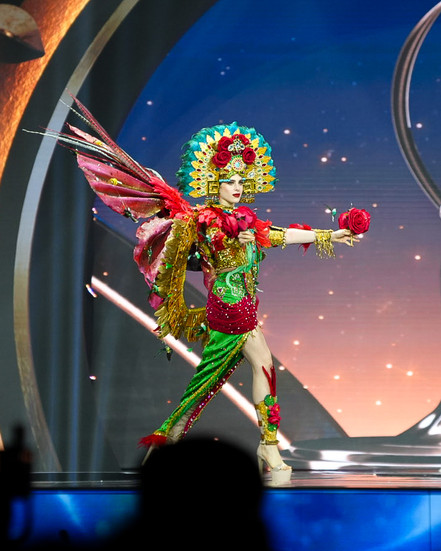 Fátima Bosch modelando su traje típico en Miss Universe 2025 Tailandia