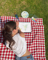 Fátima Bosch en un picnic pintando