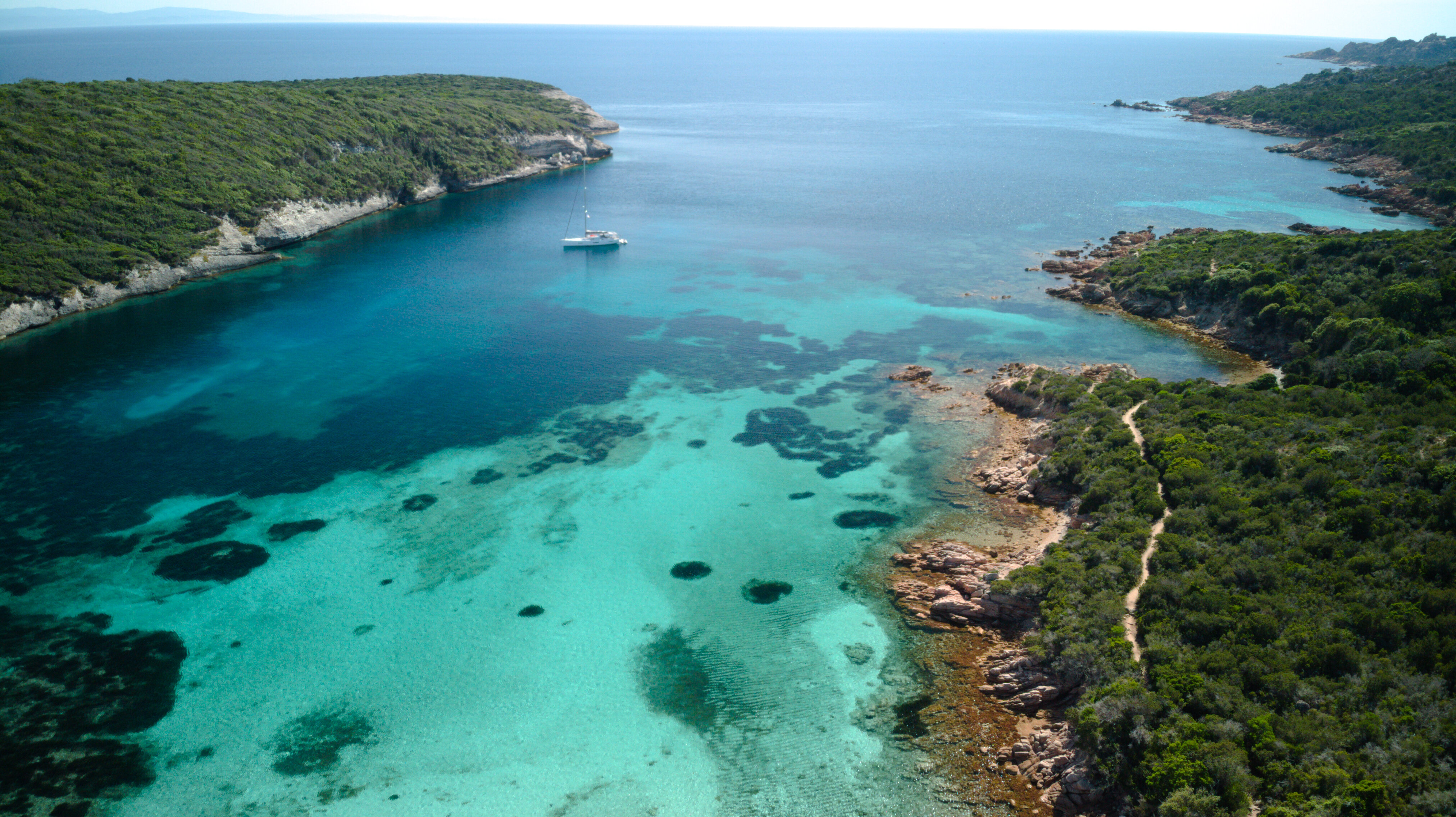 Mer et catamaran en Corse