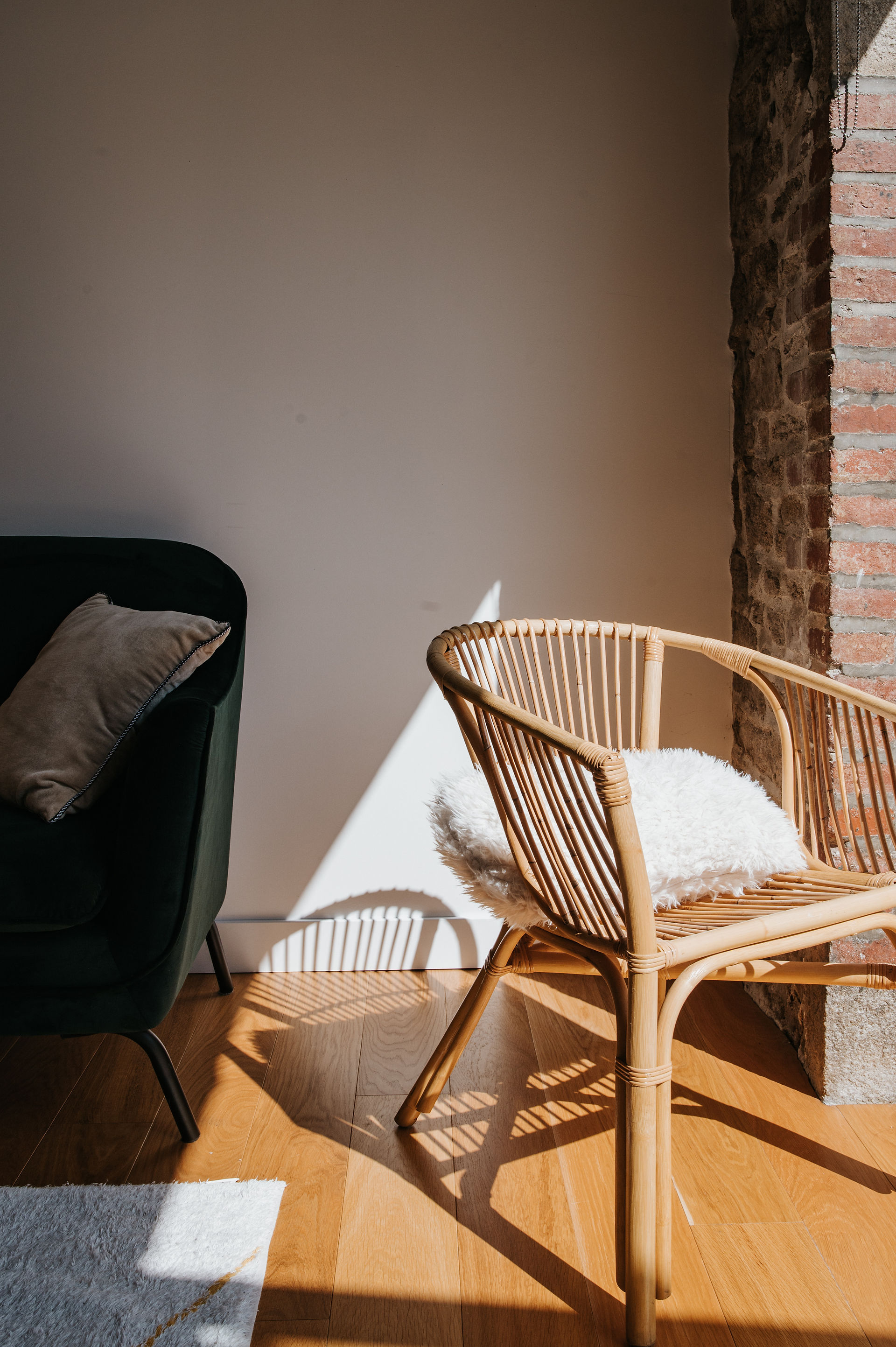 Lumière du soleil éclairant un salon