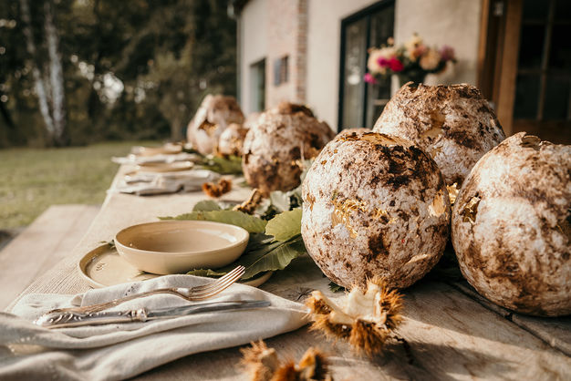 Lampen gemaakt van dossiers van mensen met een psychische kwetsbaarheid,Bruine tafellamp, natuurlijke kleuring, Earth lamp, tafeldecoratie, unieke handgemaakte tafeldocratie, earth lamp met ledslinger, handgemaakt, paperclay.living, Sharon Van Cleuvenberg, Aangeklede tafel