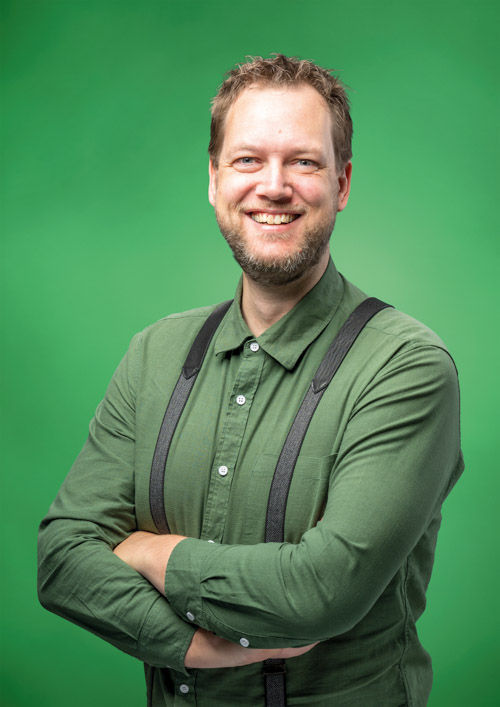 kommunalpolitik-wahl 2025-stadtrat-grüne-studioportrait-studio-ganzkörper-grüner hintergru