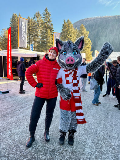  Grossanlässe schaffen oft Distanz. Der Denner Auftritt am Spengler Cup setzte bewusst auf Nähe, Begegnung und direkte Interaktion mit den Fans.

Nähe ist kein Claim. Sie muss spürbar sein.  Am Spengler Cup war Denner mitten im Geschehen. 
Der Auftritt setzte nicht auf Distanz oder Inszenierung, sondern auf echte Begegnung mit den Fans – nah, direkt und unkompliziert. Der Eventauftritt war als offener Begegnungsraum gedacht. Aktivierungen, Spiele und Give-aways luden zum Mitmachen ein und übersetzten die Marke in einfache, zugängliche Momente. Nicht als Show, sondern als Teil des Fan-Erlebnisses.
Gestaltung, Sprache und Umsetzung griffen den Hockey-Kontext auf und blieben gleichzeitig klar in der Denner-Welt verankert. Über verschiedene Touchpoints hinweg entstand ein konsistenter Auftritt, der auch im dichten Umfeld des Spengler Cups präsent blieb. Entstanden ist keine kurzfristige Aktion, sondern ein Auftritt, der Marke erlebbar macht.

Leistung 
Konzeption · Gestaltung · Umsetzung 
Eventkonzept · Aktivierungen und Spiele · Gestaltung aller Touchpoints · Produktionskoordination · Umsetzung im laufenden Eventbetrieb