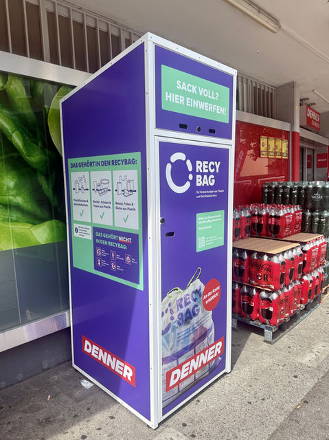 Seit Juli 2026 läuft bei Denner ein Pilotprojekt zur Rücknahme von RecyBags: In sieben Filialen können gefüllte Säcke direkt zurückgegeben werden. Getestet werden zwei Konzepte – Aussencontainer und Rückgabe im Innenbereich.
Die strategische Frage dahinter: Was bringt Menschen dazu, RecyBag tatsächlich zu nutzen? Die Antwort liegt im Alltag – wer RecyBag nutzt, braucht weniger Gebührensäcke. Ein konkretes Argument neben dem Umweltgedanken.
Auch die Kommunikation folgt einer klaren Logik: erst erklären, dann erinnern. Zuerst wird vermittelt, was RecyBag ist und wie es funktioniert. Danach reicht die reine Präsenz.
Entstanden ist ein durchgängiges System über alle Filialtouchpoints hinweg – vom Container über den Eingangsbereich und die Regalkommunikation bis zur Kasse.
Leistung
Konzeption · Gestaltung · Umsetzung
Kommunikationskonzept · Containerbeschriftung · Türkleber · Fahnen · Regalkommunikation · Kassenkommunikation · Druckdaten · Produktionsplanung und Koordination