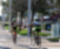 hotel-belvedere-dois-ciclistas-se-cumprimentando-cada-um-em-cima-de-suas-bicicletas
