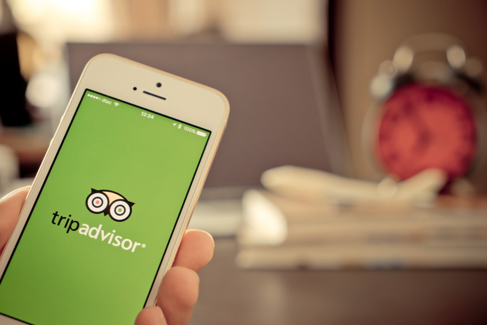 celular-com-o-app-tripadvisor