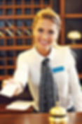 recepcionista-do-hotel-entregando-a-chave-do-quarto