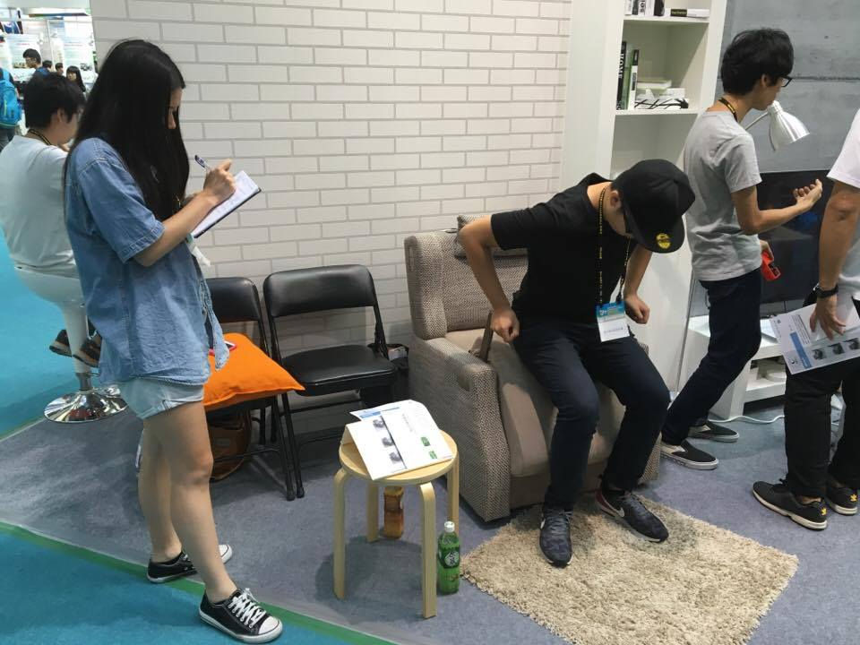 研究人員認真紀錄