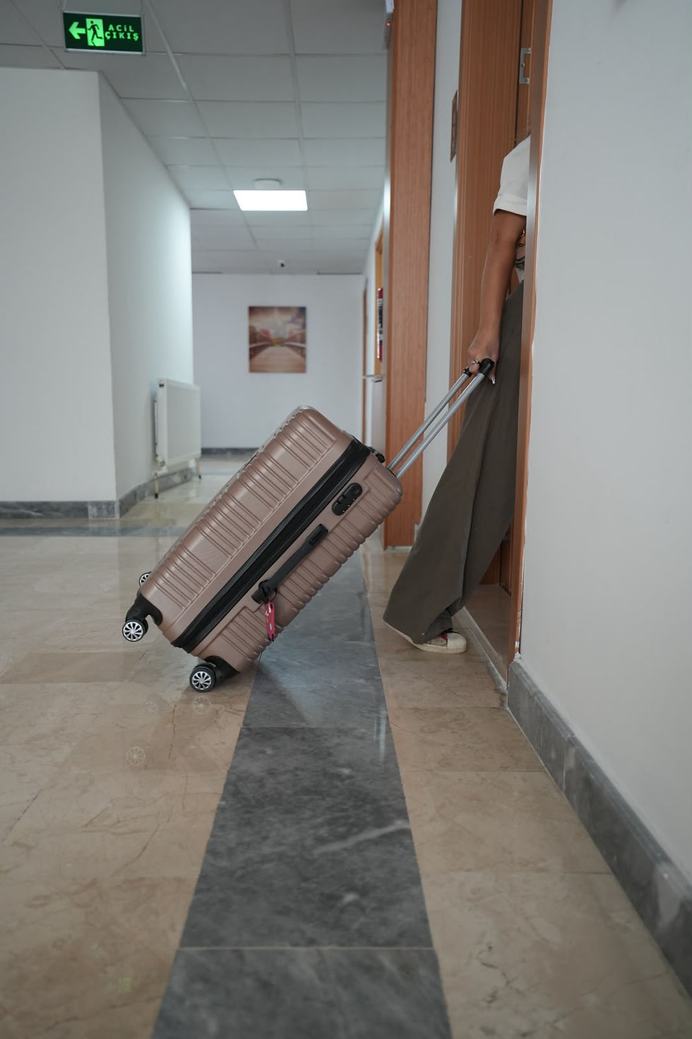Dora Beytepe Otel koridorunda valizli misafir